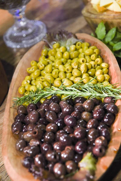 Deliziosi Olive Nere Verdi Carote Sottaceto Cetriolo Mix Aperitivo — Foto Stock