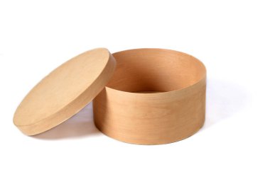 yuvarlak ahşap kutu, beyaz arkaplanda izole edilmiş ambalaj modeli