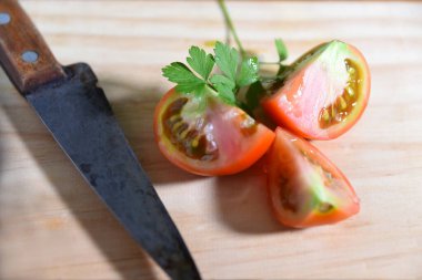 Domates dilimlenmiş tatlı, kenardan bakıldığında kullanılmış bıçakla.