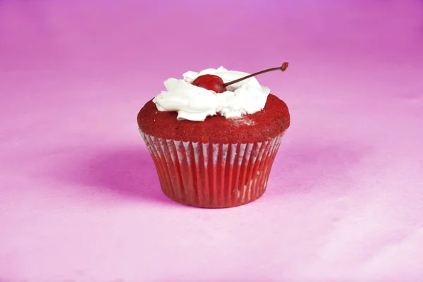 Heerlijke Kers Cupcake Een Roze Achtergrond — Stockfoto