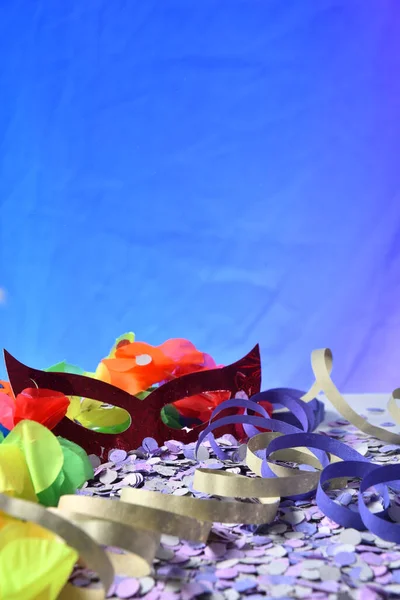 Červená Brazilské Karneval Party Maska Kostým Barevné Konfety Pozadí Prostorem — Stock fotografie