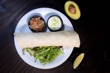 Guacamole soslu Meksika dürümü biberli Meksika dürümü.