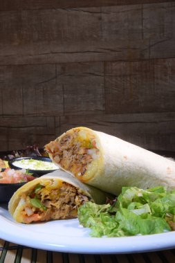 Guacamole soslu Meksika dürümü biberli Meksika dürümü.