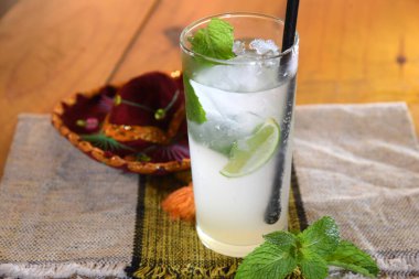 Lezzetli ve ferahlatıcı margarita, limonlu tekila ve buzlu, alkollü içecek.