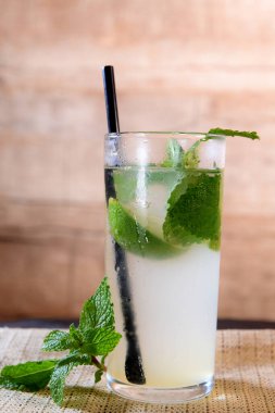 Lezzetli ve ferahlatıcı margarita, limonlu tekila ve buzlu, alkollü içecek.