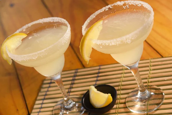 Pyszne Orzeźwiające Margarita Tequilą Cytrynową Lodem Napój Alkoholowy — Zdjęcie stockowe