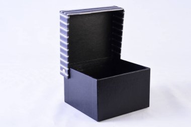 Dekoratif mücevher hediye kutusu beyaz arkaplanda izole edilmiş yan görünüm.