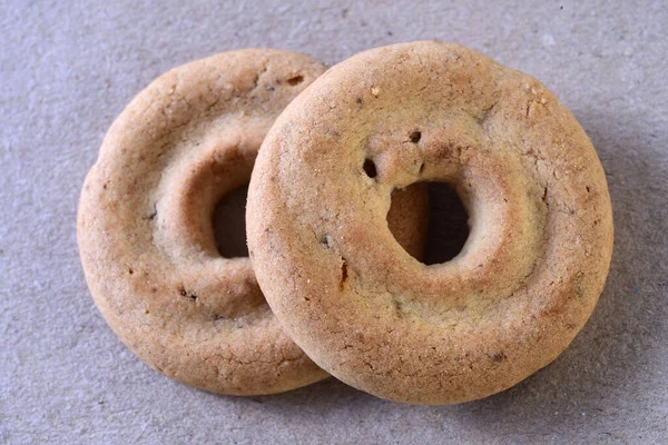 Plaquette Ronde Isolée Sur Fond Gris Cookies Biscuits Secs Isolés — Photo