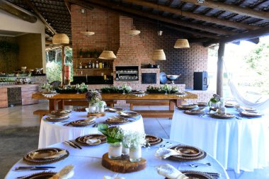 Doku arka planı kullanımı için odaklanmış kırsal mutfak alanı.