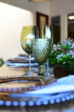 Restoran masası çatal bıçak takımları ve çiçek düzenlemeleri ile hazırlandı.