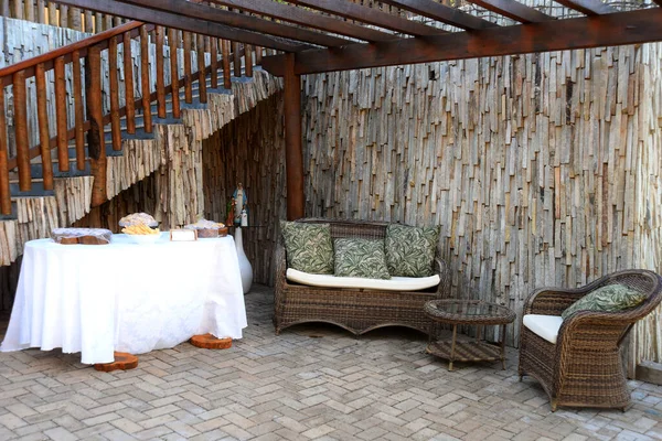 用石头和木头建成的乡村休憩室 — 图库照片