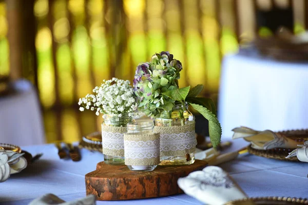Conjunto Mesa Restaurante Con Cubiertos Arreglos Florales —  Fotos de Stock