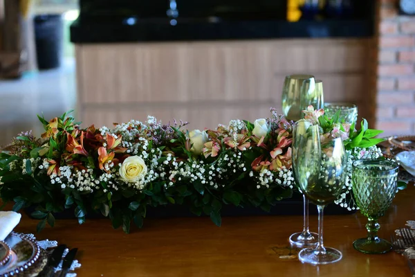 Restoran Masası Çatal Bıçak Takımları Çiçek Düzenlemeleri Ile Hazırlandı — Stok fotoğraf
