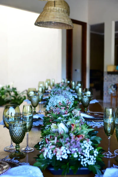 Restaurant Table Set Cutlery Dishes Flower Arrangements — Stock Photo, Image