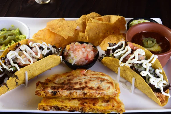 Вкусная Мексиканская Кухня Гуакамоле Тако Тортилья Острый Мексиканский Чили — стоковое фото
