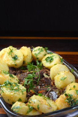 Lezzetli kuzu eti, patatesle pişirilmiş sığır eti ve güzel otlar.