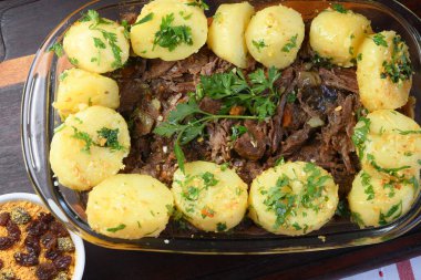 Lezzetli kuzu eti, patatesle pişirilmiş sığır eti ve güzel otlar.
