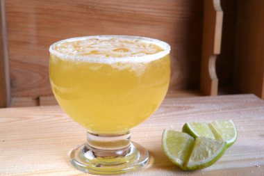 Lezzetli ve ferahlatıcı alkollü içecek narenciye meyveleri, margarita, koyu arkaplanda cam bir fincanda bir masanın üzerinde cozumel.