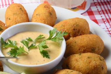 Bulanık arka planda masada sebze soslu lezzetli kızarmış morina köftesi..