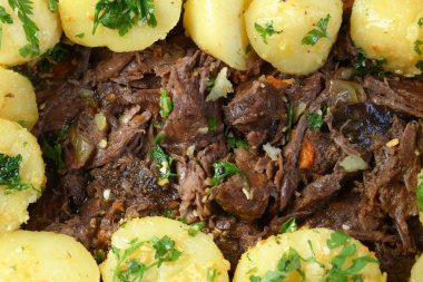 Lezzetli kuzu eti, patatesle pişirilmiş sığır eti ve güzel otlar.