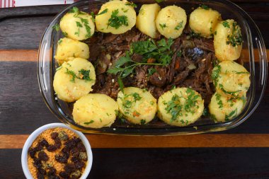 Lezzetli kuzu eti, patatesle pişirilmiş sığır eti ve güzel otlar.