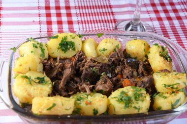 Lezzetli kuzu eti, patatesle pişirilmiş sığır eti ve güzel otlar.