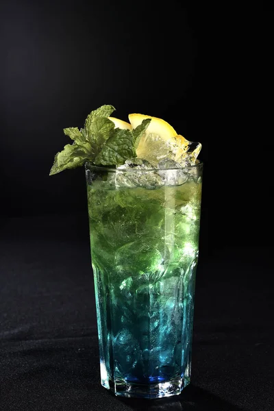 Освежающий Алкогольный Напиток Ягодами Водкой Льдом Джином Лимонная Кожура Подается — стоковое фото