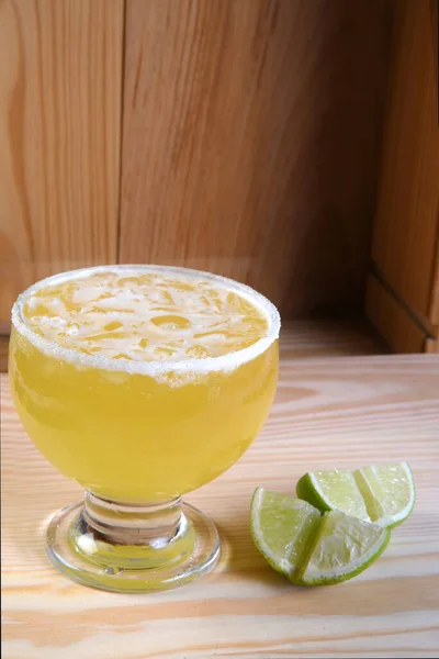 Pyszny Orzeźwiający Napój Alkoholowy Owocami Cytrusowymi Margarita Cozumel Stole Szklanym — Zdjęcie stockowe