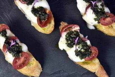 Peynirli ve domatesli bruschetta ekmeği.