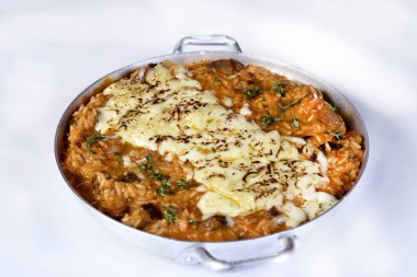 Sosisli risotto, İtalyan pilavı İtalyan sosisi ve soğan biberiyle servis edilmiş, üzerine parmesan peyniri soslu baharatlı domates sosu katılmış...