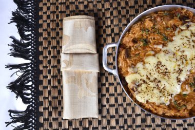 Sosisli risotto, İtalyan pilavı İtalyan sosisi ve soğan biberiyle servis edilmiş, üzerine parmesan peyniri soslu baharatlı domates sosu katılmış...