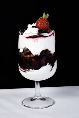 Tatlı kasede, siyah arka planda meyveler..