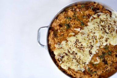 Sosisli risotto, İtalyan pilavı İtalyan sosisi ve soğan biberiyle servis edilmiş, üzerine parmesan peyniri soslu baharatlı domates sosu katılmış...