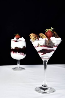 Tatlı kasede, siyah arka planda meyveler..