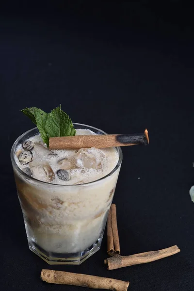 Deliciosa Bebida Refrescante Amarula Com Gelo Hortelã Isolada Fundo Preto — Fotografia de Stock