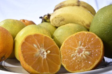 Beyaz arka planda doğal meyveli meyve suyu