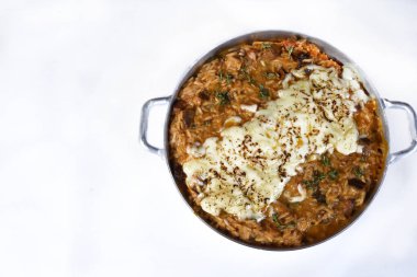 Sosisli risotto, İtalyan pilavı İtalyan sosisi ve soğan biberiyle servis edilmiş, üzerine parmesan peyniri soslu baharatlı domates sosu katılmış...