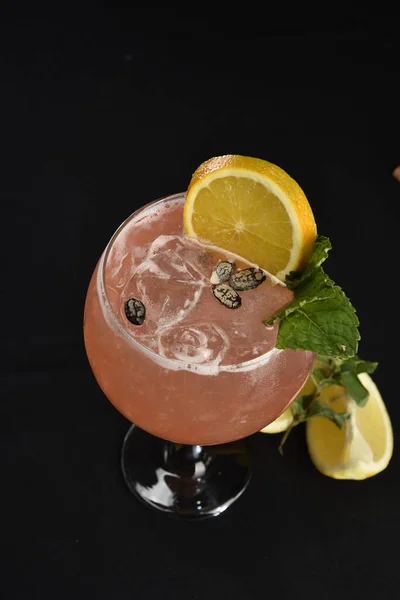 Erfrischendes Alkoholisches Getränk Mit Beeren Eiswodka Und Gin Zitronenschale Glasbecher — Stockfoto
