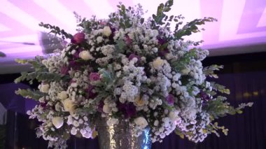 Yaprakları yavaş çekimde kıpırdayan çiçek buketi