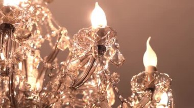 Güzel kristal avize lamba ve mumlar