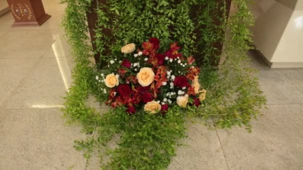 Kilise Mihrabında Çiçek Aranjmanları Dini Imgeler — Stok video