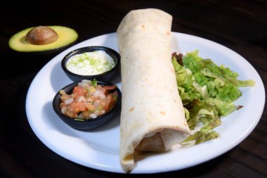 Siyah arka planda sığır etli ve sebzeli dürüm. Biftek dürüm, Meksika yemeği. Pankart