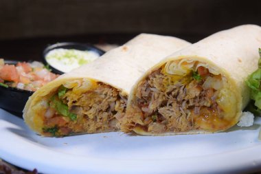 Siyah arka planda sığır etli ve sebzeli dürüm. Biftek dürüm, Meksika yemeği. Pankart