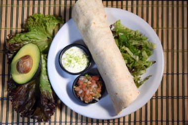 Siyah arka planda sığır etli ve sebzeli dürüm. Biftek dürüm, Meksika yemeği. Pankart
