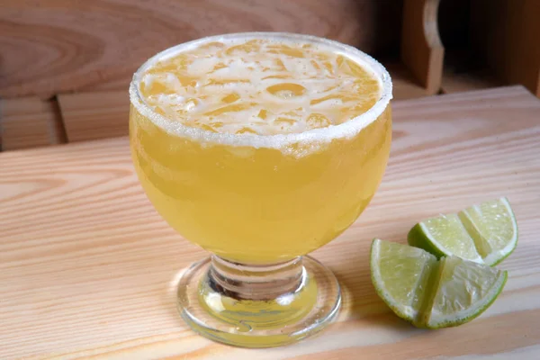 Bevroren Margarita Gemengde Drank Met Limoenschijfje Effen Achtergrond Dicht — Stockfoto