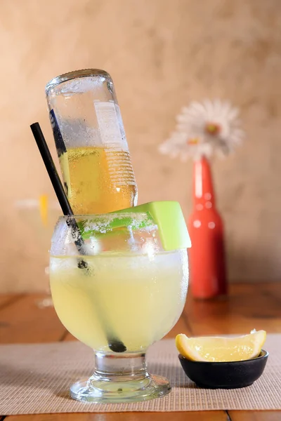 Bevroren Margarita Gemengde Drank Met Limoenschijfje Effen Achtergrond Dicht — Stockfoto