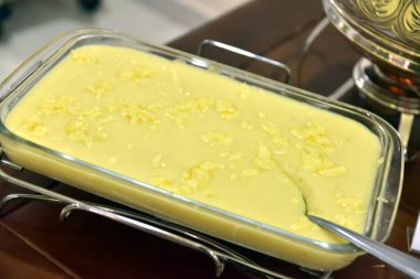 Lezzetli patates ve krema yan masadan görünüyor.