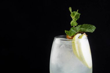 ferahlatıcı alkollü içecek, cozumel, mojito tekila, cin, soda, limon ve naneli siyah arka planda izole edilmiş