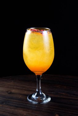 ferahlatıcı alkollü içecek, cozumel, mojito tekila, cin, soda, limon ve naneli siyah arka planda izole edilmiş