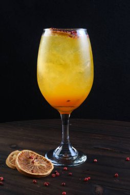 ferahlatıcı alkollü içecek, cozumel, mojito tekila, cin, soda, limon ve naneli siyah arka planda izole edilmiş